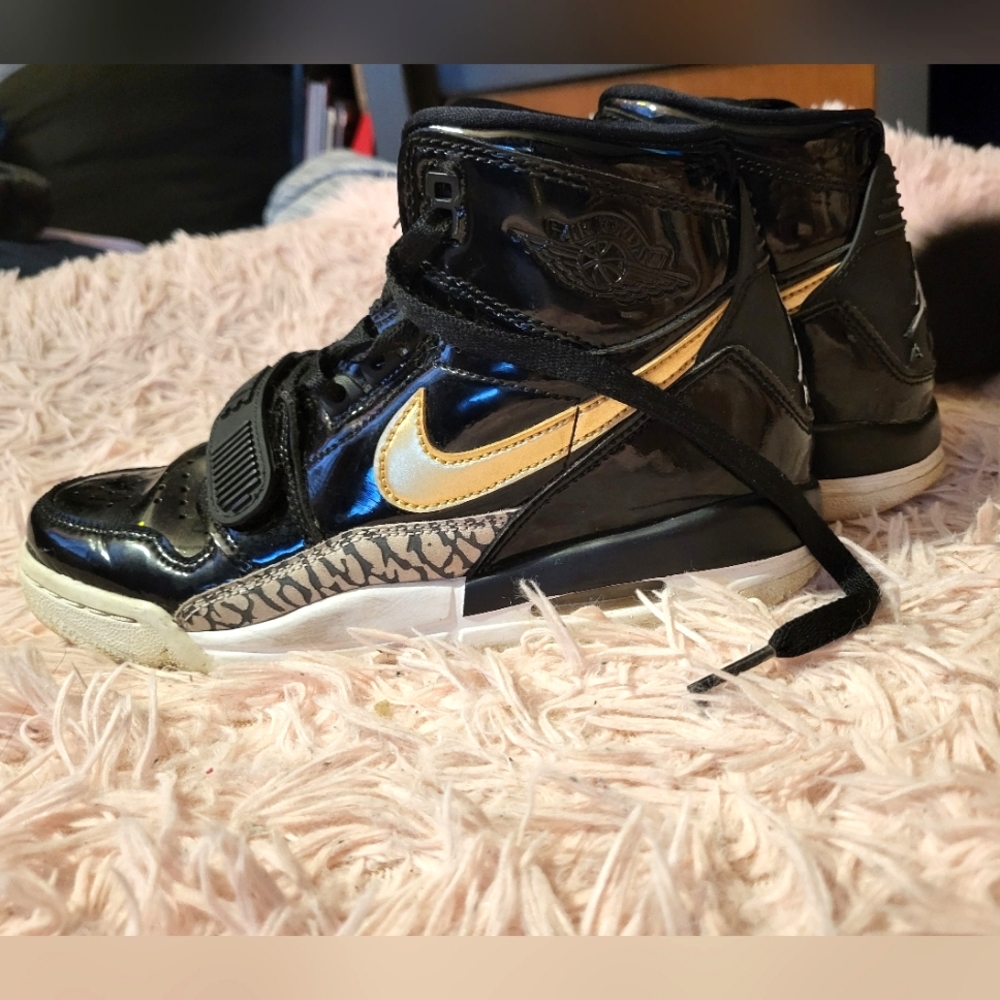 Nike air jordon black and gold youth